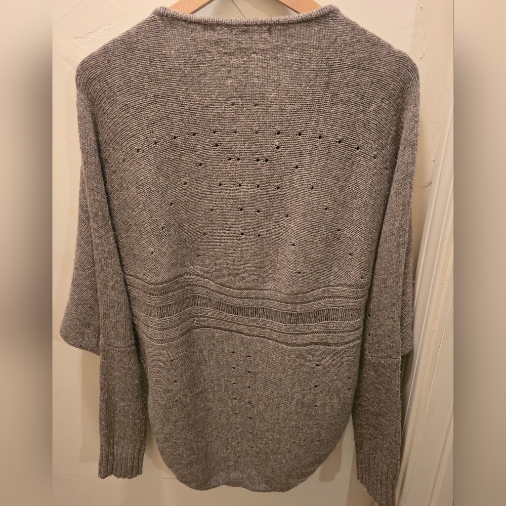 COIN 1804 Elegant Women's V-Neck Sweater Hi Low Small- Medium - Picture 3 of 5